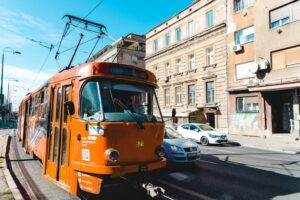 השפעת רכבים חשמליים על תשתיות טעינה: אתגרים ופתרונות עירוניים